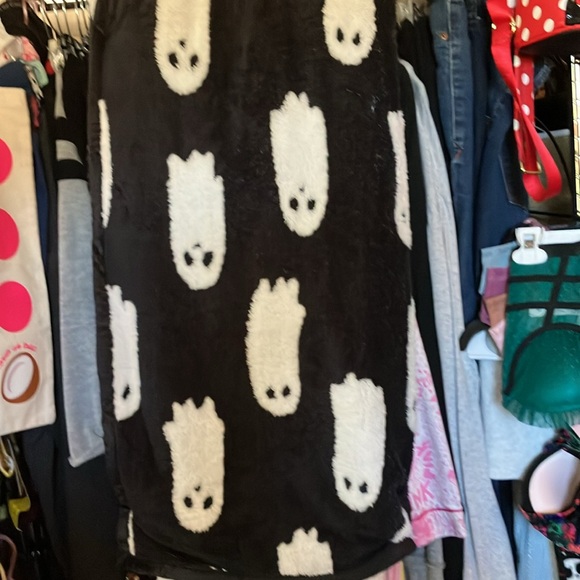 🖤👻VIRAL TikTok Ghostie sherpa throw blanket SO SOFT & COZY sherpa NWT - Picture 3 of 7